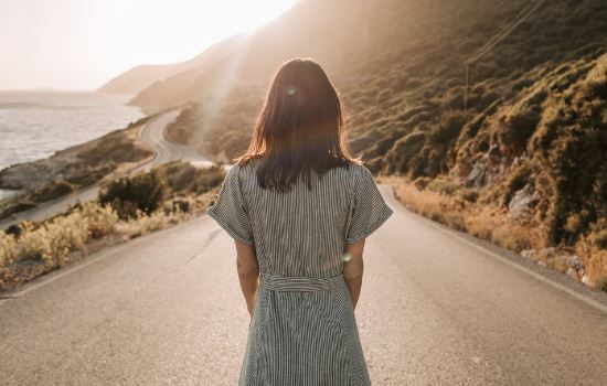 女友突然说我们不合适，跟别人暧昧聊天，她不爱我了是吗？