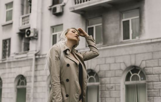 男友一直和前女友联系，我该怎么办？