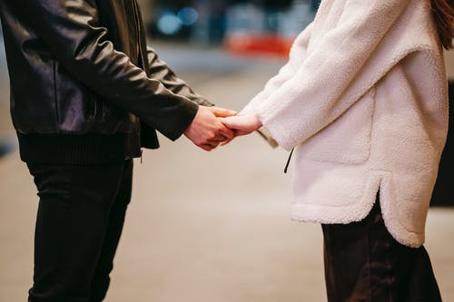 挽回爱情：男友背着我去见了网友，还说有好感该怎么办