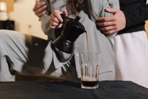 女友喜欢上别的男人怎么办，不想她被人骗该怎么挽回