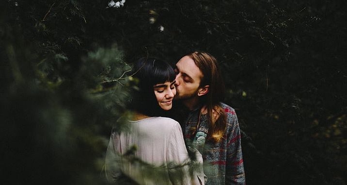 给女友发微信她不理你？女朋友不回复微信但是发朋友圈什么心理？