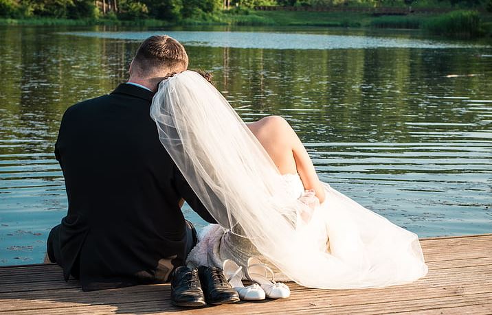 老婆外面有人的表现，老婆有外遇怎么办？